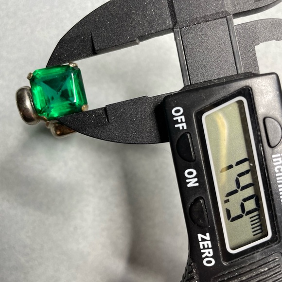 Vintage Emerald Cut Green Glass Screw back Earrings Exotic Royalty Silver Tone - Picture 3 of 9